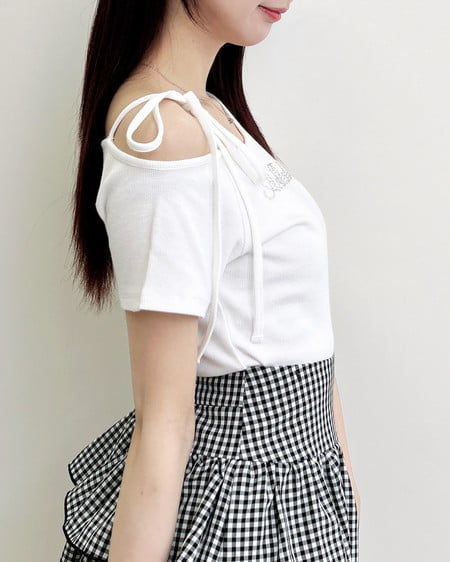 INGNI（イング） ワンショル肩リボンロゴリブトップス ｵﾌﾎﾜｲﾄ