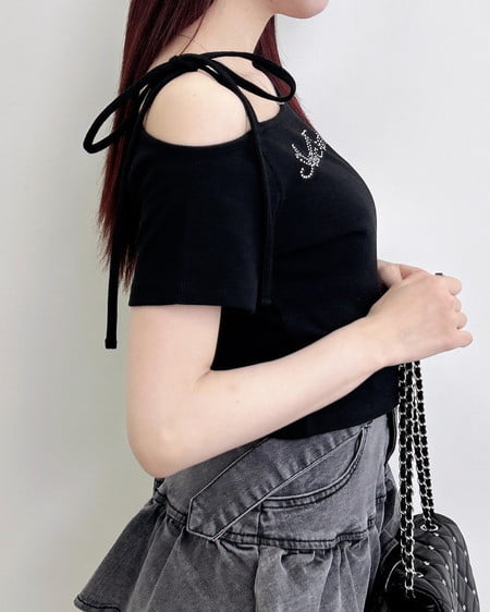 INGNI（イング） ワンショル肩リボンロゴリブトップス ｸﾛ