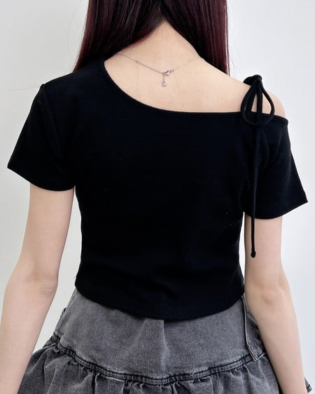 INGNI（イング） ワンショル肩リボンロゴリブトップス ｸﾛ