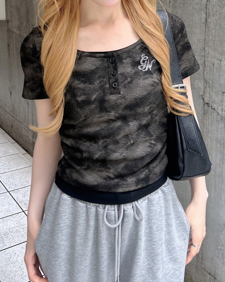 ムラ染めヘンリーネックレイヤード胸ロゴトップス