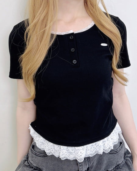 ヘンリーネックレース付プレートロゴ半袖リブトップス