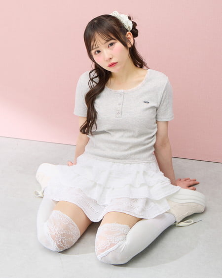 INGNI（イング） ヘンリーネックレース付プレートロゴ半袖リブトップス ｸﾞﾚｰ