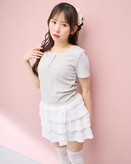 INGNI（イング） ヘンリーネックレース付プレートロゴ半袖リブトップス ｸﾞﾚｰ