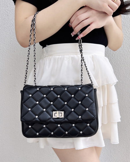 ビジュー付きキルティングショルダーバッグ