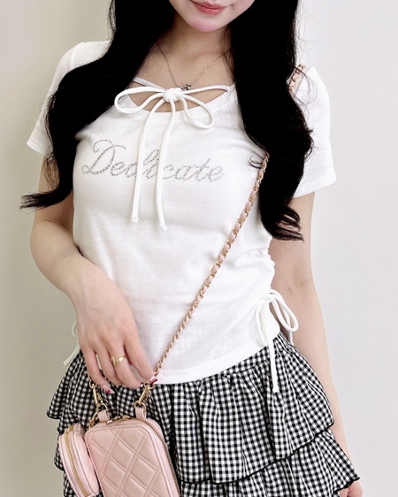 【4／30 2時までの限定価格】サイドギャザーリボンラインストーンロゴリブトップス