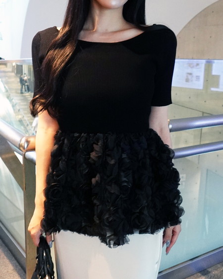 INGNI（イング） フラワーチュールペプラム半袖ニット ｸﾛ