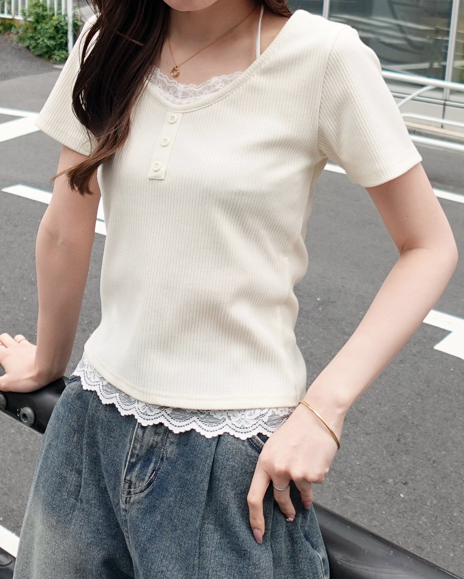 レースレイヤードヘンリーネックトップス