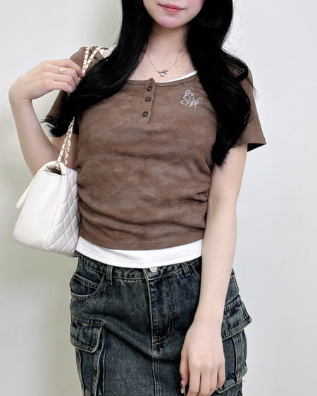 ムラ染めヘンリーネックレイヤード胸ロゴトップス