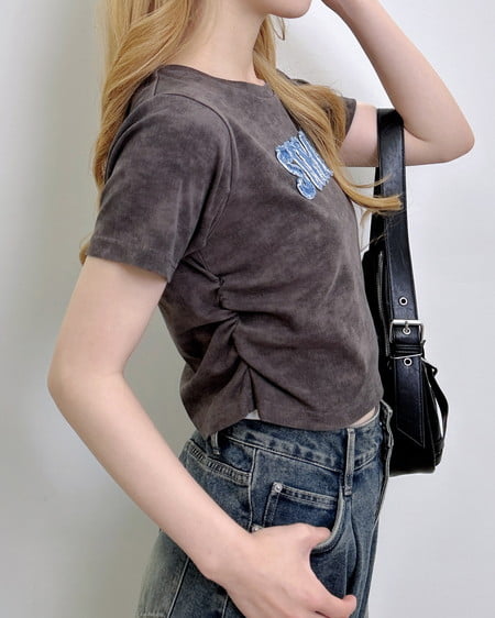 INGNI(イング) ムラ染めデニムロゴサイドギャザーTシャツ カーキ
