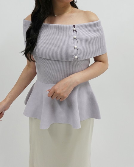 【SOELA】【5／25 24時までの限定価格】ペプラムオフショルデザインニット