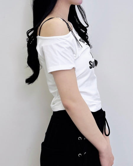 INGNI（イング） 肩フェイクレザーベルトロゴTシャツ ｵﾌﾎﾜｲﾄ