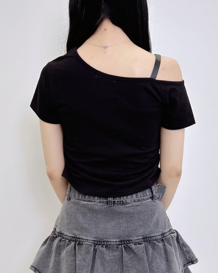 INGNI（イング） 肩フェイクレザーベルトロゴTシャツ ｸﾛ