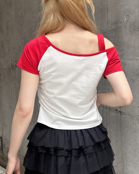 INGNI（イング） 肩ベルトラインストーン付ロゴラグランTシャツ ｵﾌﾎﾜｲﾄ/ｱｶ