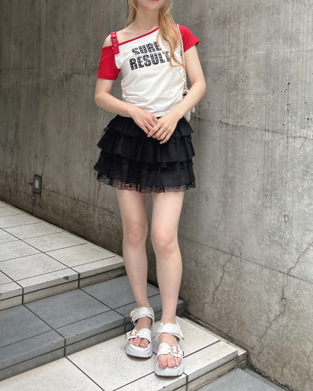 INGNI（イング） 肩ベルトラインストーン付ロゴラグランTシャツ ｵﾌﾎﾜｲﾄ/ｱｶ