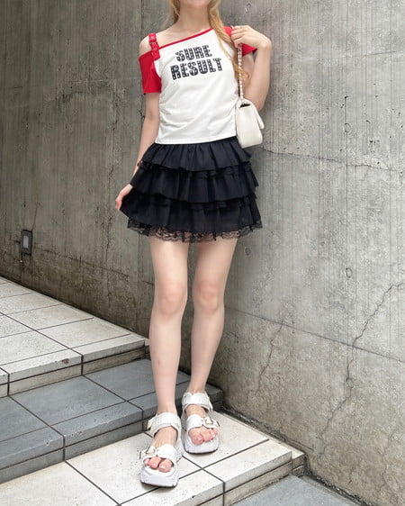 INGNI（イング） 肩ベルトラインストーン付ロゴラグランTシャツ ｵﾌﾎﾜｲﾄ/ｱｶ