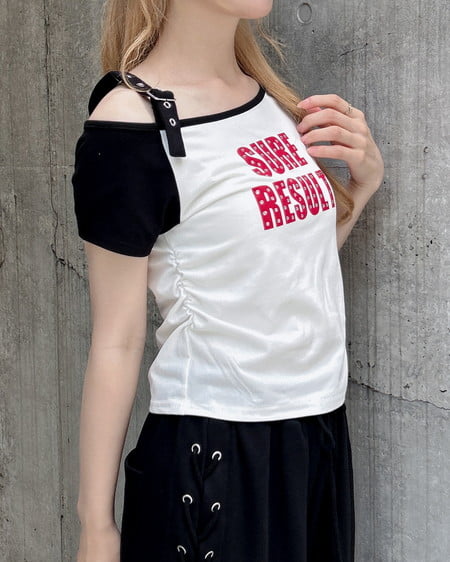 INGNI（イング） 肩ベルトラインストーン付ロゴラグランTシャツ ｵﾌｸﾛ/ｱｶ
