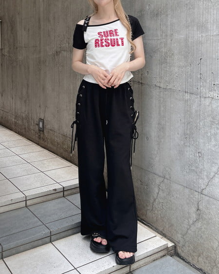INGNI（イング） 肩ベルトラインストーン付ロゴラグランTシャツ ｵﾌｸﾛ/ｱｶ