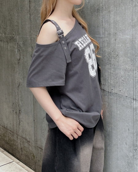 INGNI(イング) 肩ベルト付ワンショルナンバリングTシャツ スミクロ