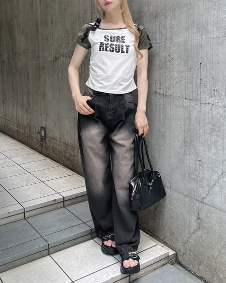 INGNI(イング) 肩ベルトラインストーン付ロゴラグランTシャツ メイサイ