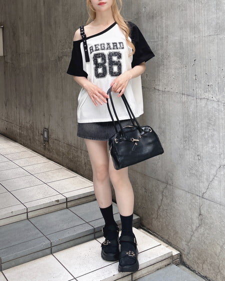 INGNI(イング) 肩ベルト付ワンショルナンバリングTシャツ オフホワイト/クロ
