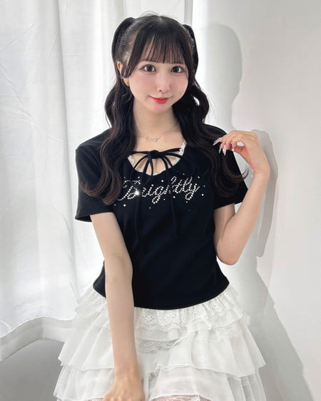 INGNI（イング） リボン付レース出しラインストーンロゴトップス ｸﾛ