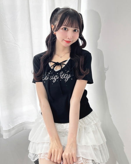 INGNI（イング） リボン付レース出しラインストーンロゴトップス ｸﾛ