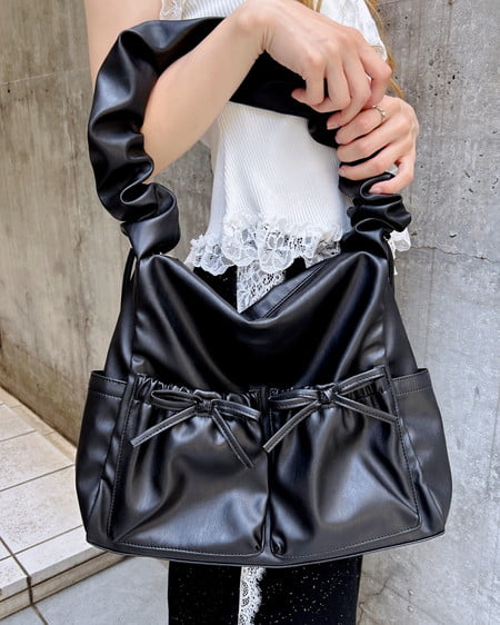 INGNI(イング) ポケット付ギャザーショルダーバッグ クロ