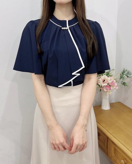 【7／8 2時までの限定価格】【WEB限定】パールピン付ブラウス