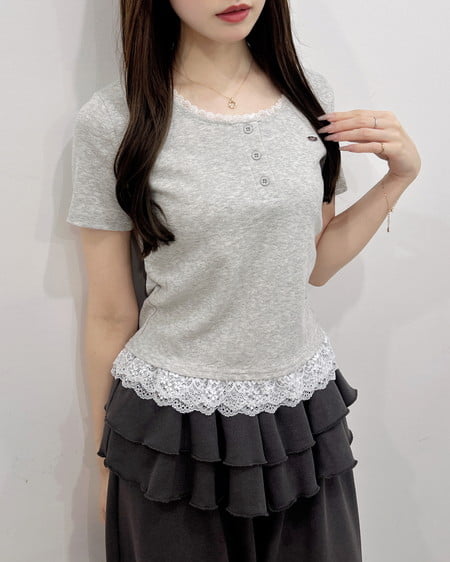 INGNI(イング) ヘンリーネックレース付プレートロゴ半袖リブトップス グレー