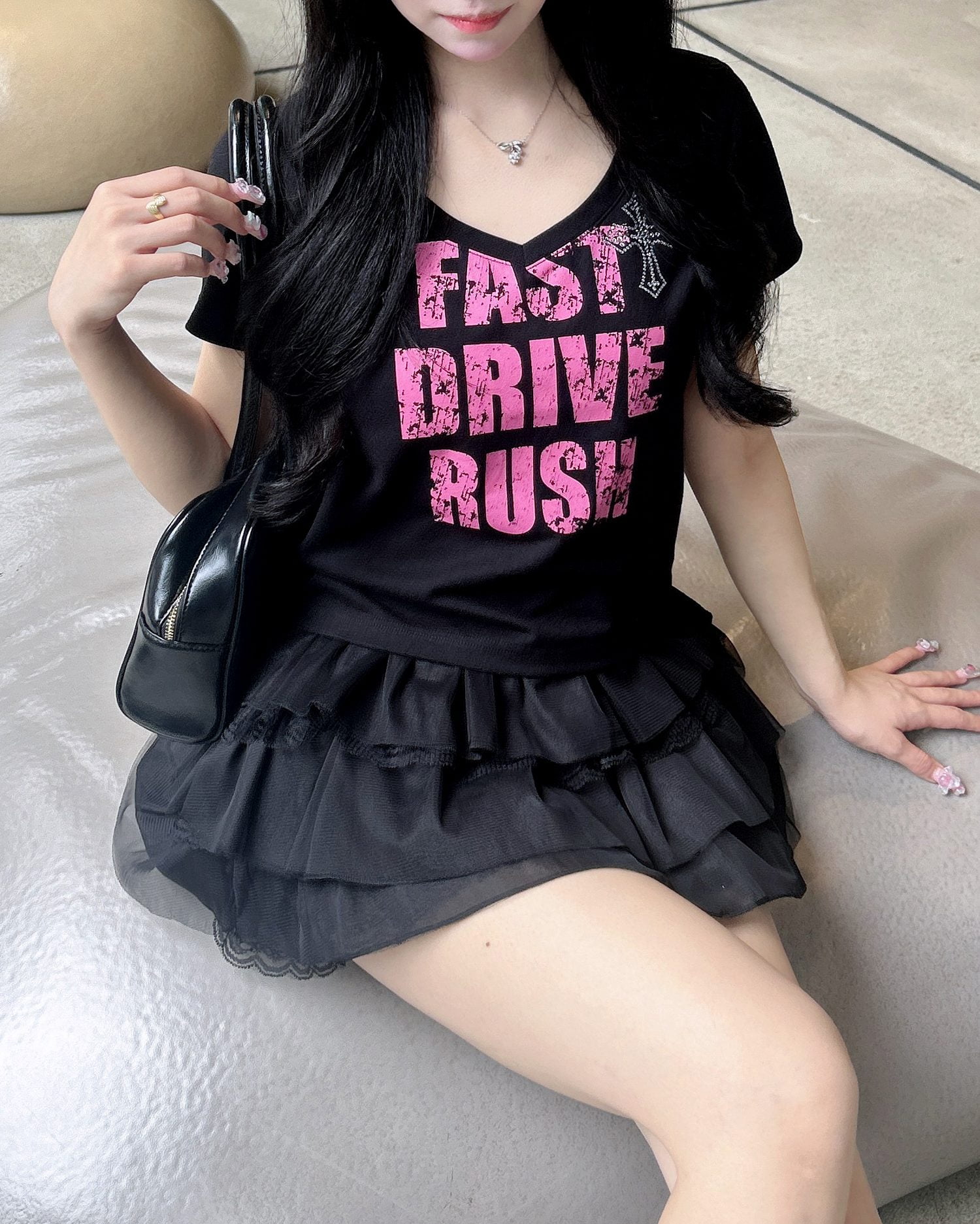 Vネックラインストーンクロス付ロゴTシャツ