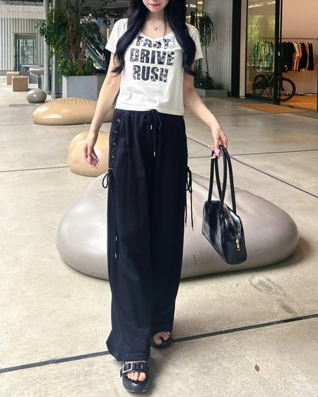 INGNI(イング) Vネックラインストーンクロス付ロゴTシャツ オフホワイト/クロ