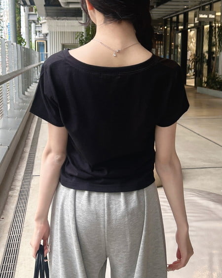 INGNI（イング） Vネックラインストーンクロス付ロゴTシャツ ｸﾛ/ｵﾌﾎﾜｲﾄ