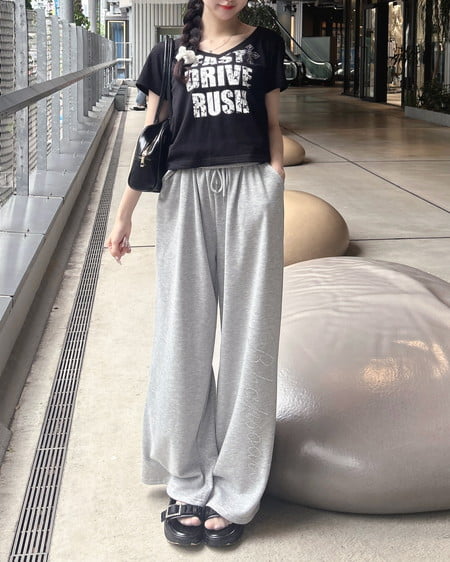 INGNI（イング） Vネックラインストーンクロス付ロゴTシャツ ｸﾛ/ｵﾌﾎﾜｲﾄ