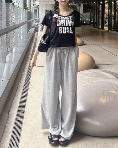 INGNI（イング） Vネックラインストーンクロス付ロゴTシャツ ｸﾛ/ｵﾌﾎﾜｲﾄ