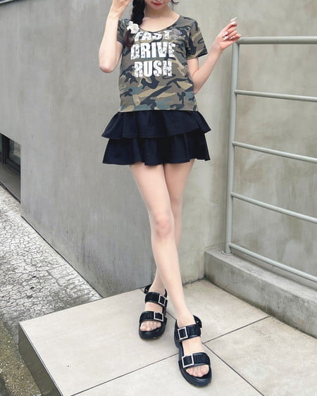 INGNI(イング) Vネックラインストーンクロス付ロゴTシャツ メイサイ