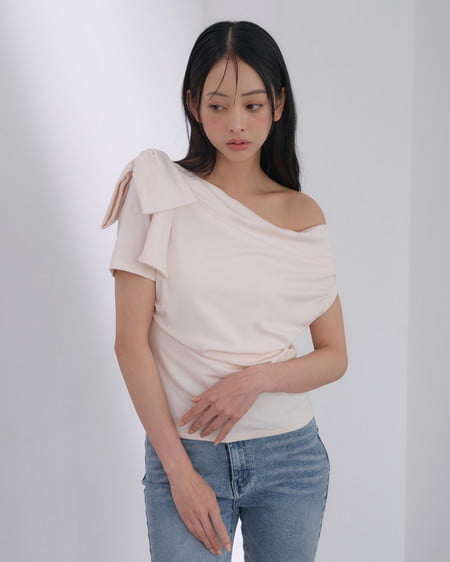 INGNI(イング) ワンショルリボンTシャツ オフホワイト