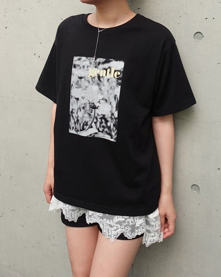 INGNI(イング) 【SOELA】【7／20 24時までの限定価格】フラワーフォトTシャツ ｸﾛ