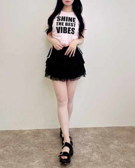 INGNI(イング) ラインストーン飛ばしロゴTシャツ ピンク/クロ