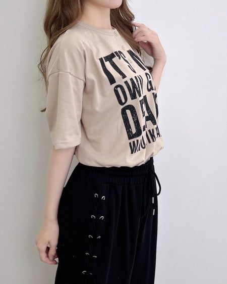 INGNI（イング） かすれロゴヘンリーネックチュニックTシャツ ﾍﾞｰｼﾞｭ/ｸﾛ