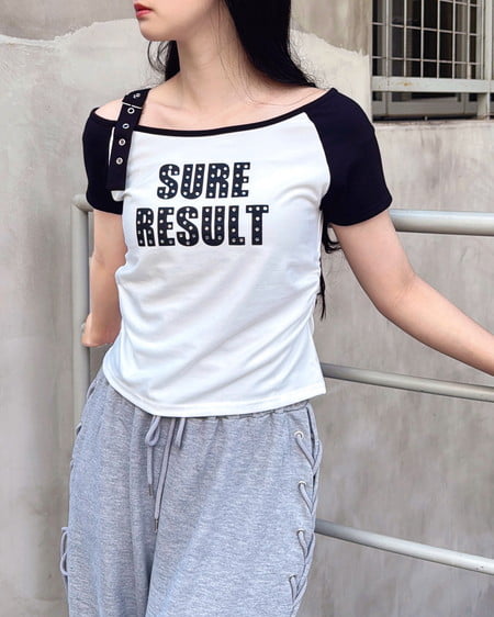 肩ベルトラインストーン付ロゴラグランTシャツ（ＯＵＴＬＥＴ）