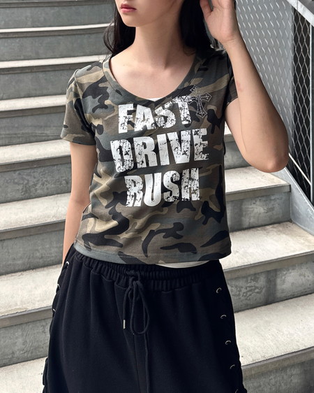 【WEB限定カラーあり】Vネックラインストーンクロス付ロゴTシャツ