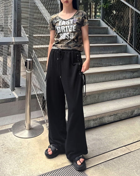 INGNI(イング) Vネックラインストーンクロス付ロゴTシャツ メイサイ