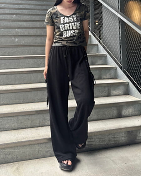 INGNI(イング) Vネックラインストーンクロス付ロゴTシャツ メイサイ