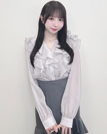 【リバイバル／WEB限定】装飾ボタンフリルシアーブラウス