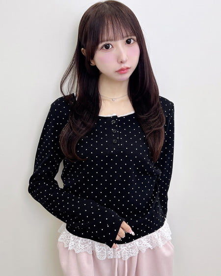 【新色追加／WEB限定】ヘンリーネックレース付プレートロゴリブ長袖トップス