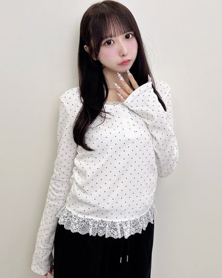 【新色追加／WEB限定】ヘンリーネックレース付プレートロゴリブ長袖トップス