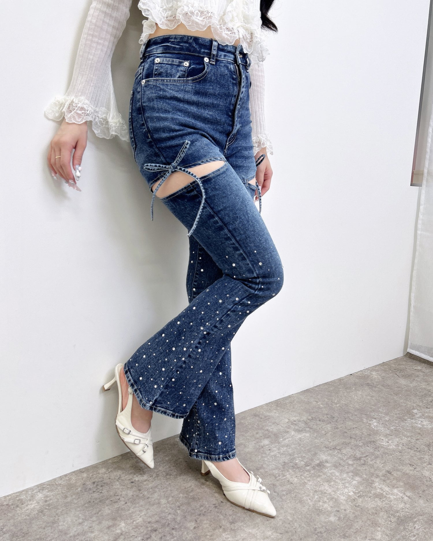 サイドリボンビジュー付フレアデニムパンツ