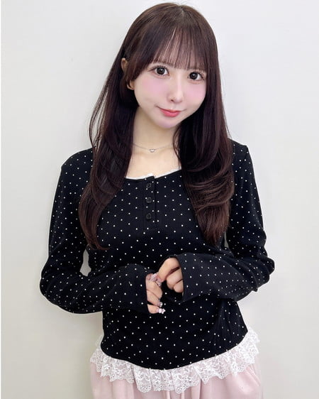【新色追加／WEB限定】ヘンリーネックレース付プレートロゴリブ長袖トップス
