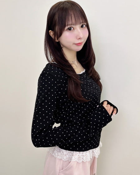 INGNI（イング） ヘンリーネックレース付プレートロゴリブ長袖トップス ｸﾛｵﾌ/ﾄﾞｯﾄ