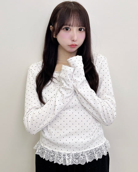 INGNI（イング） ヘンリーネックレース付プレートロゴリブ長袖トップス ｵﾌｸﾛ/ﾄﾞｯﾄ